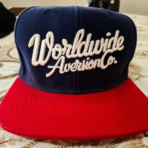 boné aversion snapback aba reta azul/vermelho - model lettering