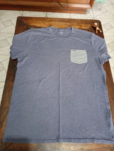 Camiseta Hollister Azul com Bolso Cinza G
