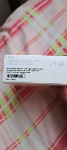 EarPods com conector Lightning Apple - Novo