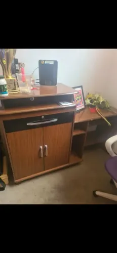 Mesa de escritório com armário e gaveteiro