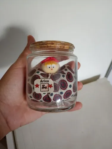 Boneco no pote de vidro signo de áries 
