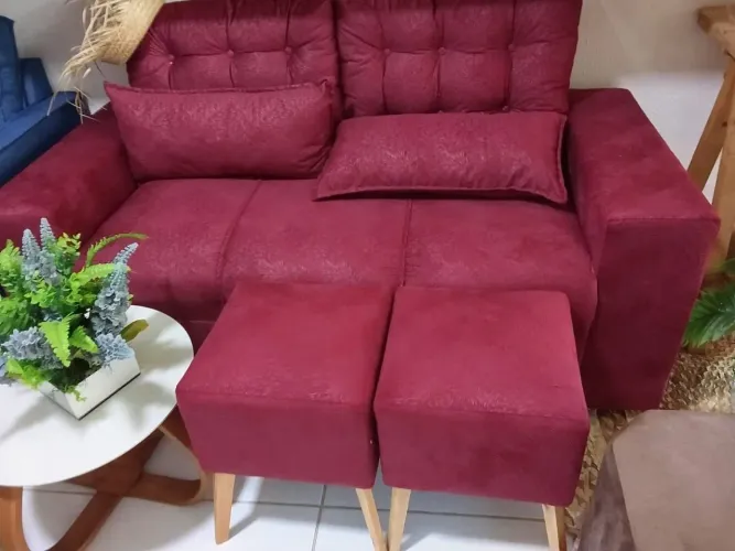 Conjunto Sofá 3 Lugares + 2 Puffs e Almofadinhas 
