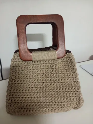 Baixou o preço! Bolsa de mão em crochê bege com alça de madeira -Retirar em mãos