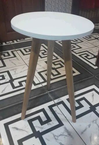 Mesa Lateral Redonda com Pés de Madeira
