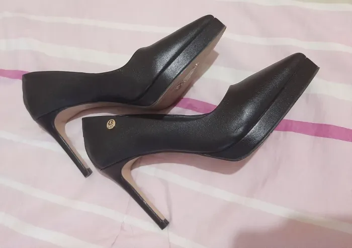 Sapatos de salto alto pretos