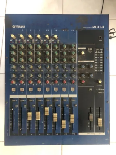 Mesa de Som Yamaha MG12/4