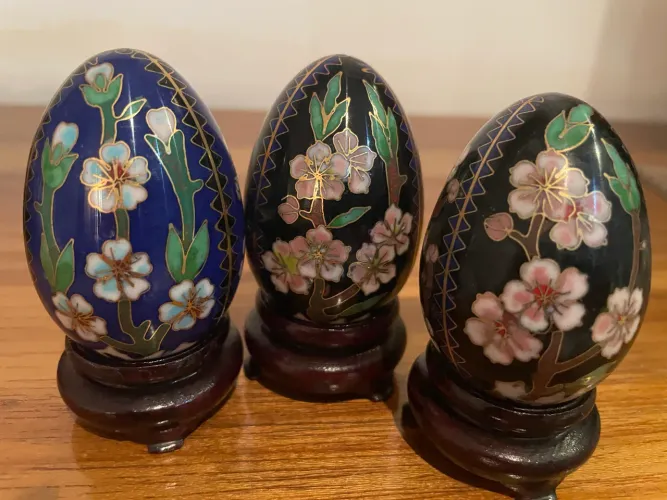 Trio de Ovos Cloisonné Preto e Azul - Bases em Madeira