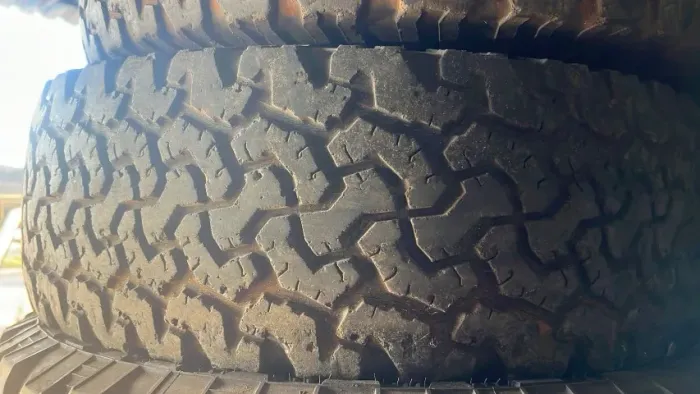 Pneu 265/70/17 BF Goodrich  85 % vida útil