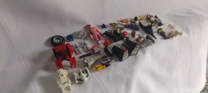 Lote com peça aleatórias de brinquedo 