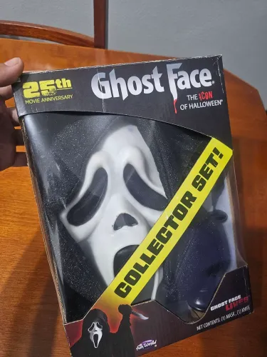 Máscara original colecionador ghostface na caixa com Faca. 