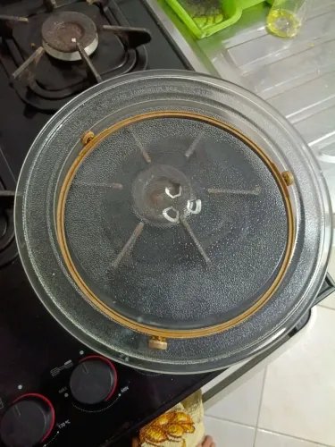 Prato do microondas com a base giratória