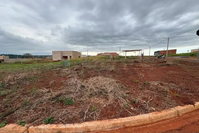 Terreno de Esquina no Jardim Paineiras