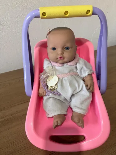 Boneca com Cadeira Bebê Conforto impecável.