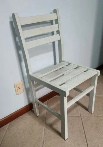 Cadeira de madeira pintada