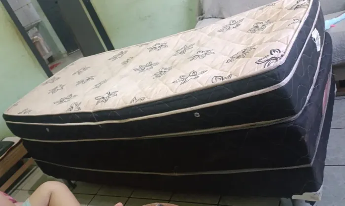 Cama box de solteiro semi nova 
