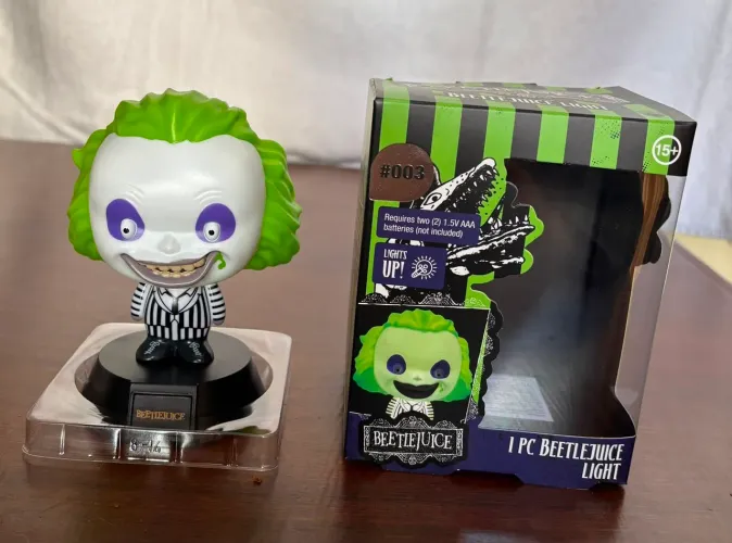 Boneco beetlejuice importado que acende no escuro