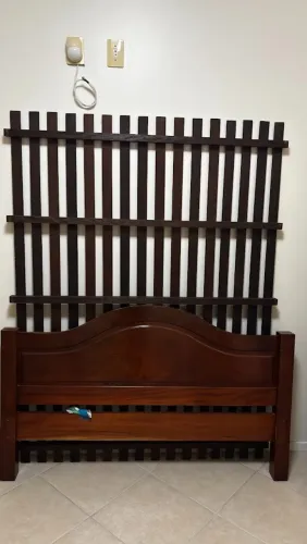 Relíquia: Cama Casal em Mogno Maciço (+ Colchão de Brinde!)