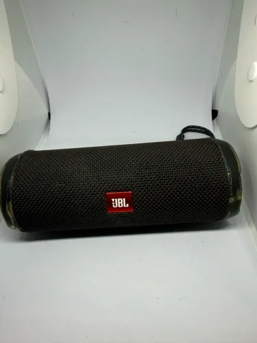 JBL Flip 4 Preta - Liga, porém com defeito no som - Para Reparo