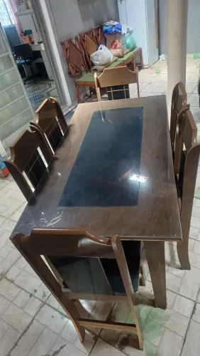 Mesa de Jantar com 6 cadeiras de madeira e vidro de Proteção.
