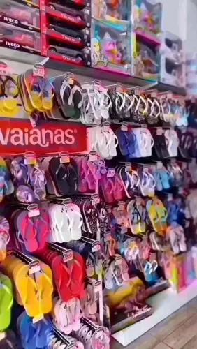 Vendo fundo de loja  toda de havaianas roupas brinquedos artigos de presente 