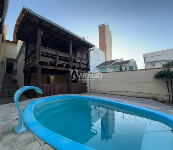 Sobrado com 1 suíte + 2 dormitórios e piscina no bairro Fazenda em Itajaí