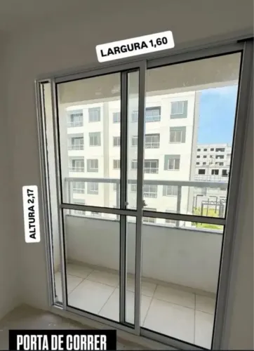 Porta de correr de alumínio com vidro 