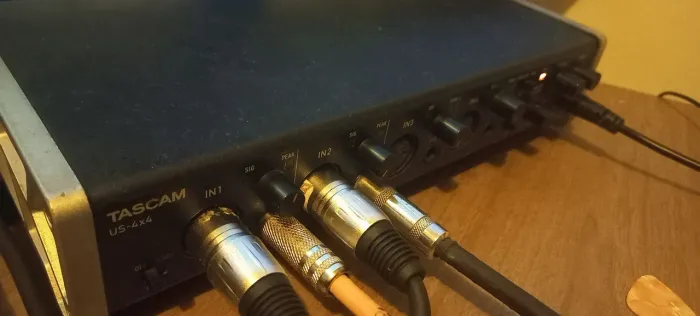 Tascam US-4x4 Interface de áudio (Gravação)