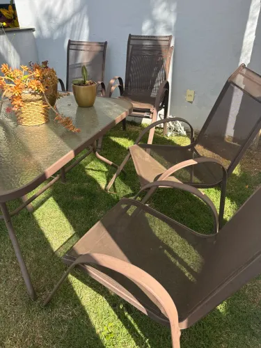 Mesa de jardim com seis cadeiras somente retirada em mãos