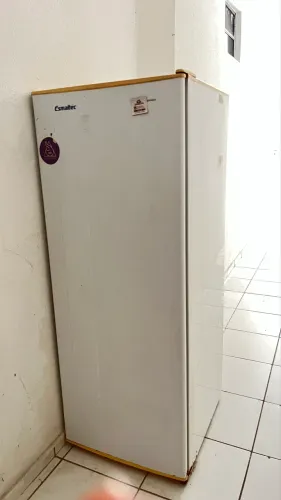 Geladeira usada com defeito