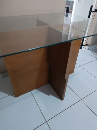 Mesa com tampo de vidro