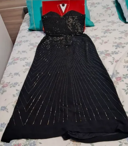 Vestido longo finamente bordado (86cm de busto)