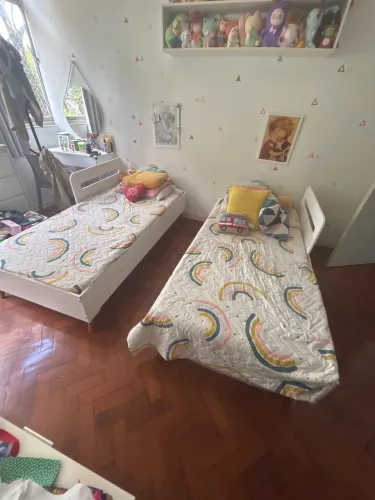Vendo par de camas infantis com colchões 