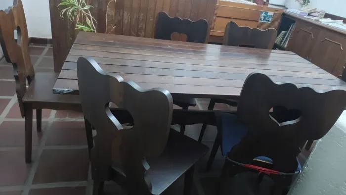 Mesa de madeira escura estilo colonial? com 6 cadeiras 900,00