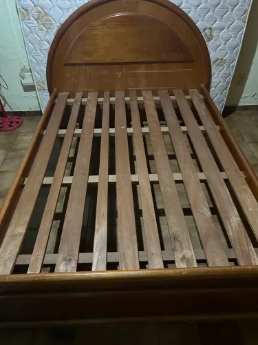 Vendo cama em madeira 
