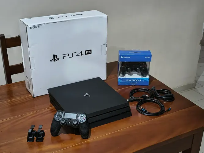 Vendo PS4 Pro com dois controles originais