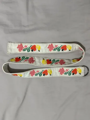 Cinto branco com frutas estampadas