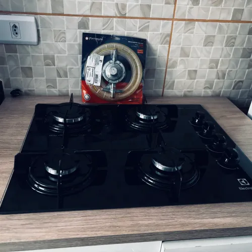 Cooktop 4 bocas eletrolux com tampo de madeira e mangueira de 1,20metro incluso.