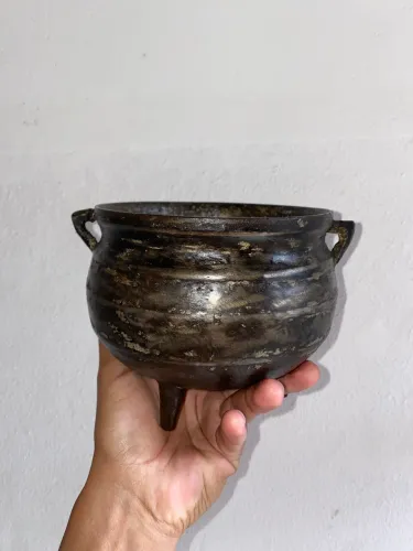 Caldeirão de ferro pequeno antigo 