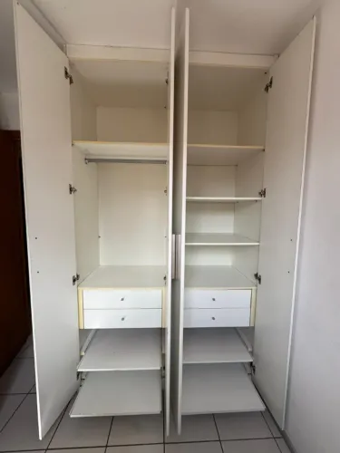 Vendo Guarda-Roupa em MDF 4 portas.