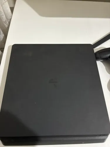 PlayStation 4 slim 1tb de armazenamento.