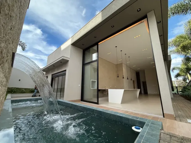 Ótima casa toda em pedra de altíssima qualidade e piscina no Condomínio Alphaville 2