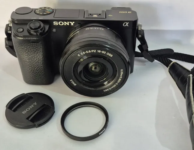 Máquina fotográfica Sony Alfa 6000 , excelente estado, com 3 lentes e flash