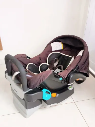 Bebê conforto marca Chicco com redutor