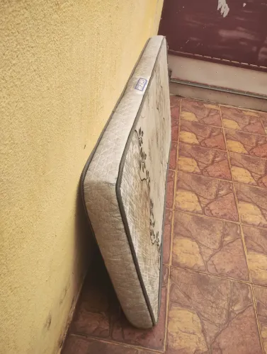 Lindo colchão de uso espuma 