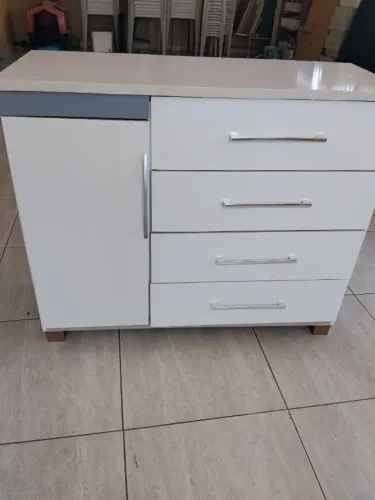 Comoda branca 4 gavetas e 1 porta
