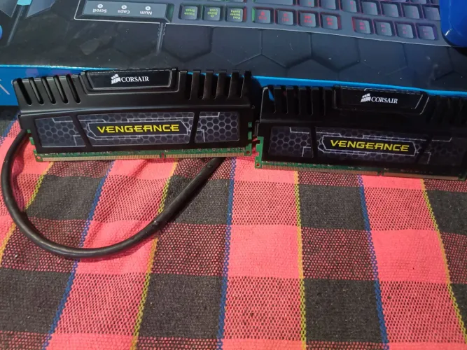 2 Memória Ram DDR3 8GB VANGEANCE 1600MHZ