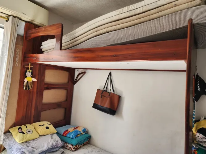 Cama de solteiro suspensa