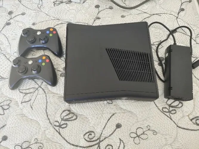 Xbox 360 Slim RGH 3.0 e LT +2 controle e HHD 320