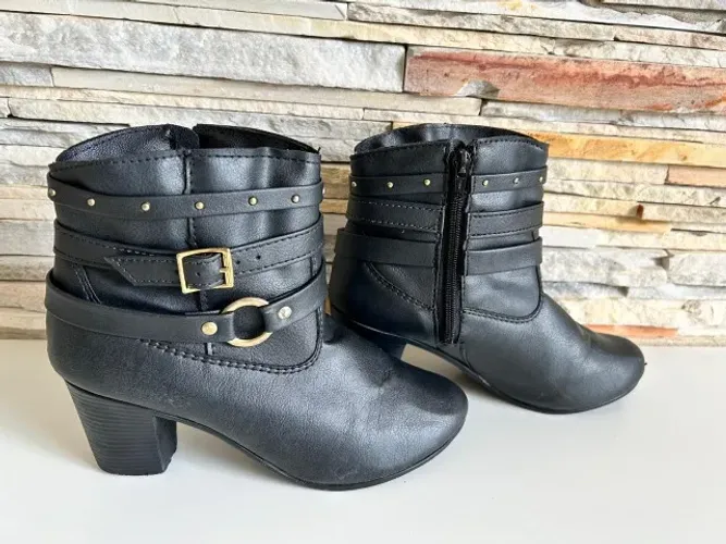 Bota Feminina Cano Baixo Preta Com Fivelas