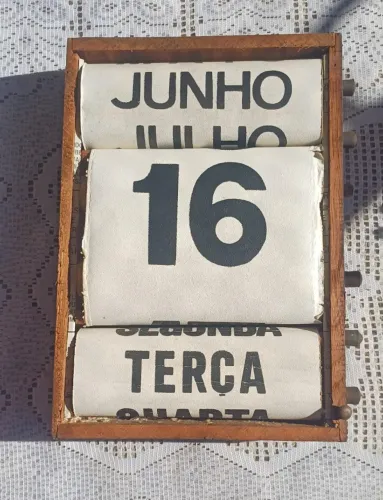 calendário perpétuo de mesa feito em madeira decorativo